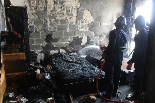 The fire started in the bedroom of the Thane apartment, which was a spare bedroom not in use by the occupant of the flat.(HT/PRAFUL GANGURDE) The fire started in the bedroom of the Thane apartment, which was a spare bedroom not in use by the occupant of the flat.(HT/PRAFUL GANGURDE)