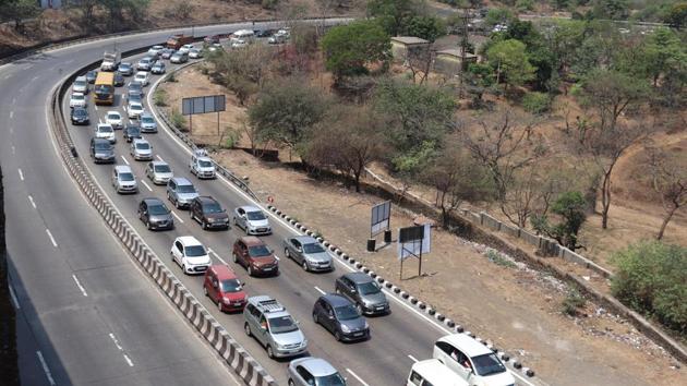 On Saturday, traffic congestion started along the ghats section of the Expressway, as well as in some spots near Raigad and Pune. (HT Photo) On Saturday, traffic congestion started along the ghats section of the Expressway, as well as in some spots near Raigad and Pune. (HT Photo)