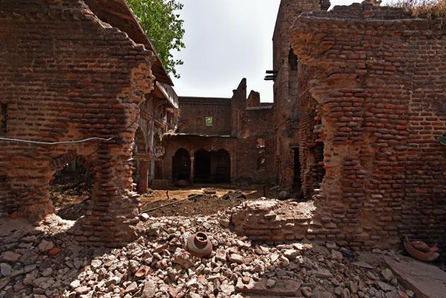 Aam Khas in outer Delhi’s Jaunti village, once a hunting lodge built during Mughal emperor Shahjahan’s time, lies in dilapidated condition.