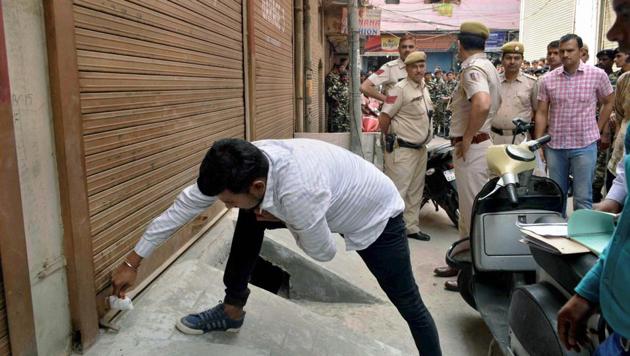 A municipal corporation official seals a shop at Gandhi Nagar during a sealing drive in east Delhi.(PTI FILE) A municipal corporation official seals a shop at Gandhi Nagar during a sealing drive in east Delhi.(PTI FILE)