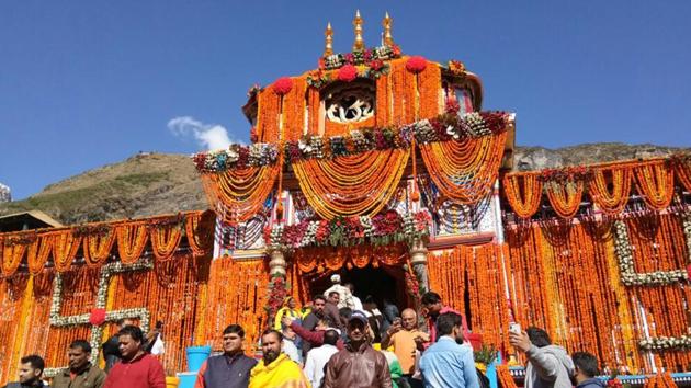 Devotees during opening of the portals of Badrinath shrine on Monday.(HT Photo)