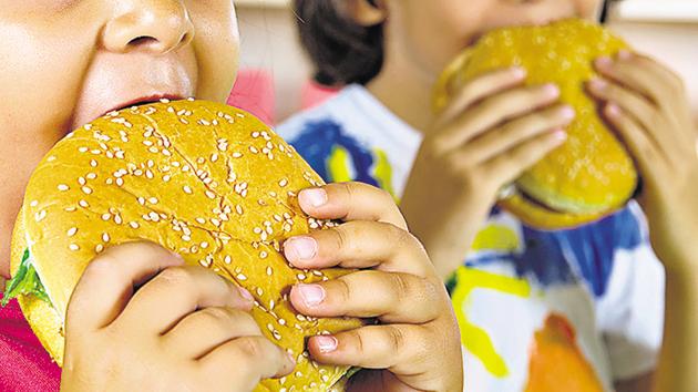 Most parents lose the battle when children are fussy about food and throw regular tantrums over their refusal to eat fruits and vegetables, and their demand for oily fast foods and sugared drinks.(HT FILE PHOTO)