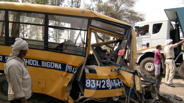 Mangled remains of the school bus that collided with a truck in Charkhi Dadri on Monday.(Manoj Dhaka/HT)