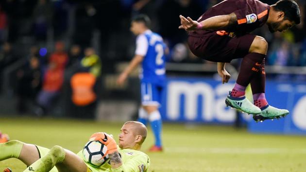 FC Barcelona's Luis Suarez (R) jumps over Deportivo La Coruna's goalkeeper Ruben Martinez during their La Liga match. (AFP) FC Barcelona's Luis Suarez (R) jumps over Deportivo La Coruna's goalkeeper Ruben Martinez during their La Liga match. (AFP)