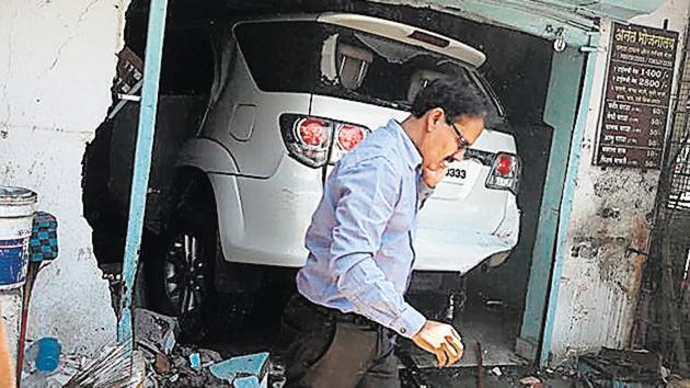 Medical reports are awaited in order to ascertain whether the driver of the vehicle was under the influence of alcohol, when the SUV crashed into the eatery at Famous chowk, Sanghvi on Monday.(HT PHOTO)