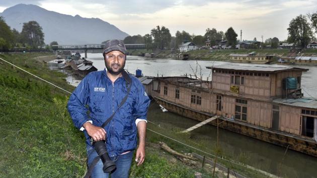Nissar ul Haq, whose face has been partially blistered due to continuous exposure to teargas said “Three things frighten us now. The awaam (people), the police and the army. As we near the encounter site, our fate is almost as unpredictable as that of the militants. A man without a weapon fears the man with one. But the funny thing is,” he said patting his camera, “I think they fear this too.” (Ajay Aggarwal / HT Photo) Nissar ul Haq, whose face has been partially blistered due to continuous exposure to teargas said “Three things frighten us now. The awaam (people), the police and the army. As we near the encounter site, our fate is almost as unpredictable as that of the militants. A man without a weapon fears the man with one. But the funny thing is,” he said patting his camera, “I think they fear this too.” (Ajay Aggarwal / HT Photo)