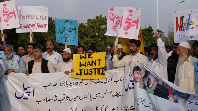 Pakistani protesters carry placards during a demonstration against the killing of a local resident in a car accident involving a US diplomat in Islamabad on April 25, 2018.(AFP Photo)