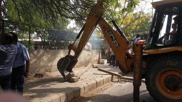 A committee, formed on the orders of the Supreme Court under the chairpersonship of Delhi Development Authority’s (DDA) vice chairperson, clears encroachments on the roads of south Delhi.(Photo by special arrangement)