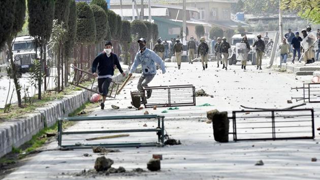 Students of Amar Singh Degree College clash with security personnel outside their college after four days of shutdown over the Shopian killing, in Srinagar on April 5, 2018. Kabli similarly feels the profession is best served if he, a photographer, does his job impartially. “The reason I have never felt any pressure is we were taught to mention, first and foremost, both sides in the caption – the police story and the militant story,” he said. (Ajay Aggarwal / HT Photo) 