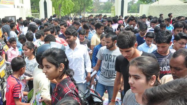 JEE aspirants coming out of the examination hall after the Mains paper in Patna. (HT File Photo)