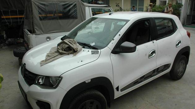 A 65-year-old orthopaedic surgeon, Hans U Nagar from New Delhi was shot by unidentified men at his farmhouse in Fatehpur Beri late Saturday night. The men fired nearly two dozen bullets at Nagar’s car and in response, he fired at least 13 rounds from his licensed pistol. Nagar has been admitted to a private hospital in Gurugram, where his condition is reported to be stable. (HT Photo) A 65-year-old orthopaedic surgeon, Hans U Nagar from New Delhi was shot by unidentified men at his farmhouse in Fatehpur Beri late Saturday night. The men fired nearly two dozen bullets at Nagar’s car and in response, he fired at least 13 rounds from his licensed pistol. Nagar has been admitted to a private hospital in Gurugram, where his condition is reported to be stable. (HT Photo)