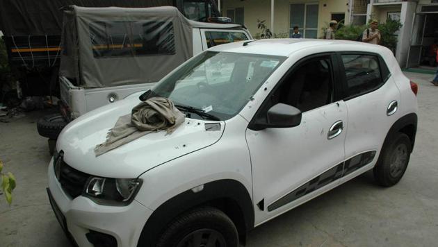 The car in which orthopaedic surgeon Hans U Nagar was travelling when he was attacked on Saturday.(HT Photo)
