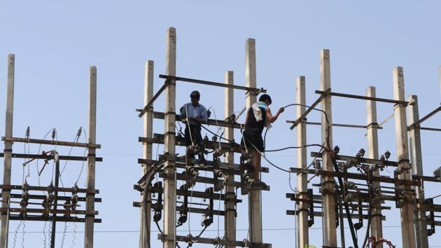 Workers repairing the transformer in Sector 56 power house, Gurugram, Haryana, April 25, 2018 (Photo by Parveen Kumar/HT)