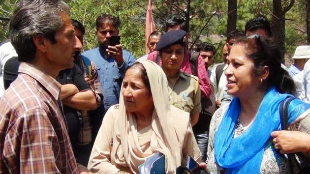 Hotel owner owner Vijay Singh (left), who is now absconding, and assistant town planner Shail Bala Sharma (right) during the demolition drive in Kasauli on Tuesday. Singh allegedly shot her dead minutes later.(HT Photo)