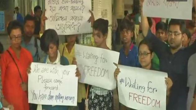 People protest outside a Kolkata metro station against demand action against those who reportedly beat up the couple. (ANI) People protest outside a Kolkata metro station against demand action against those who reportedly beat up the couple. (ANI)