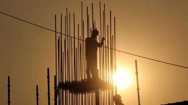 Workers busy on the construction side at Bhendi Bazar in Mumbai.(HT File Photo)
