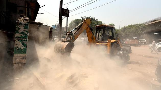 MCD officials carry out an anti encroachment drive at Bara Hindu Rao in New Delhi on Tuesday. On April 24, the apex court told the central government to rid Delhi of all encroachment on public land within two weeks. (Sushil Kumar / HT Photo) MCD officials carry out an anti encroachment drive at Bara Hindu Rao in New Delhi on Tuesday. On April 24, the apex court told the central government to rid Delhi of all encroachment on public land within two weeks. (Sushil Kumar / HT Photo)
