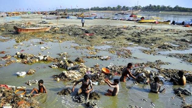 Ten cities discharge 2,953 MLD of sewage daily into the Ganga.(AFP file photo) Ten cities discharge 2,953 MLD of sewage daily into the Ganga.(AFP file photo)