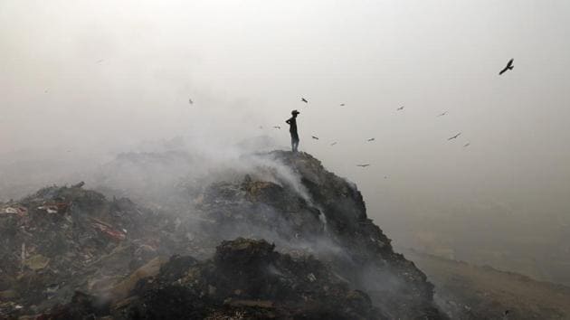 Rampant garbage burning is adding to pollution in New Delhi.(Sanchit Khanna/HT FILE PHOTO)