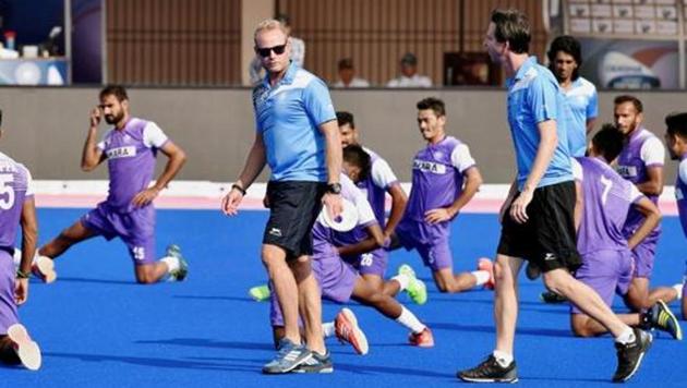 Sjoerd Marijne (left, in blue T-short) has been removed as Indian men’s hockey team coach after a poor show at 2018 Commonwealth Games (CWG) in Gold Coast.(PTI)