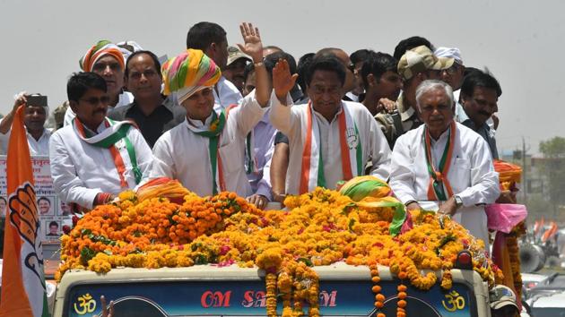 Newly appointed Madhya Pradesh Congress president Kamal Nath and chairman of Madhya Pradesh election campaign committee Jyotiraditya Scindia during a roadshow in Bhopal on Tuesday.(Mujeeb Faruqui/HT Photo)