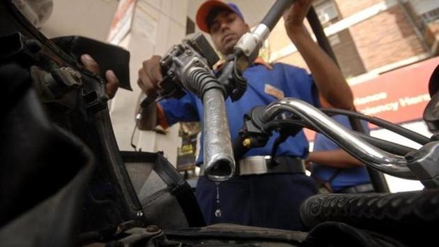 A worker holds a fuel nozzle at a petrol pump in Hyderabad June 17, 2010. REUTERS/Krishnendu Halder/Files(Reuters File Photo)