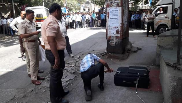 The bomb squad rushed to the spot near Thane station on Wednesday morning to examine a bag.(Praful Gangurde)