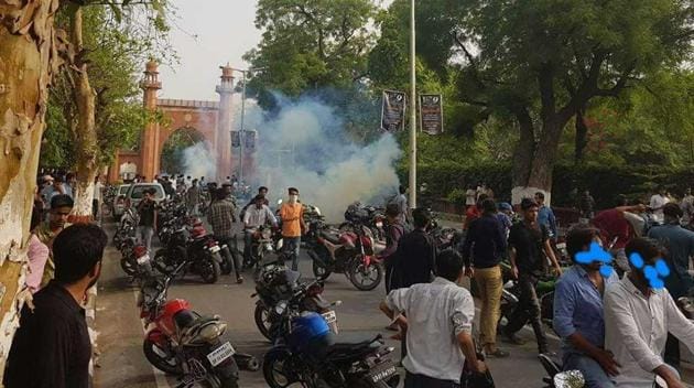 Police disperse students of the Aligarh Muslim University after protests broke out over a portrait of Pakistan founder Mohammad Ali Jinnah, in Aligarh on Wednesday.(HT Photo)