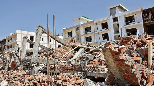 A file photo of the three-storeyed building at Peer Muchalla that came crashing down on April 24.(Sant Arora/HT)