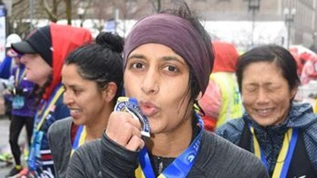 Kavitha with her medal after the 2018 Boston Marathon.(HT Photo)