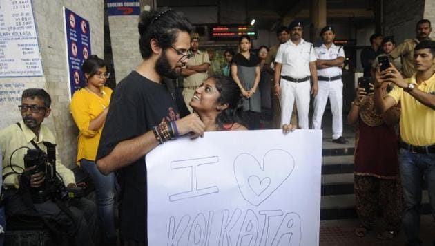 Protesters offer free hugs at the Tollygunge metro station in Kolkata on Wednesday.(Samir Jana/ HT Photo)