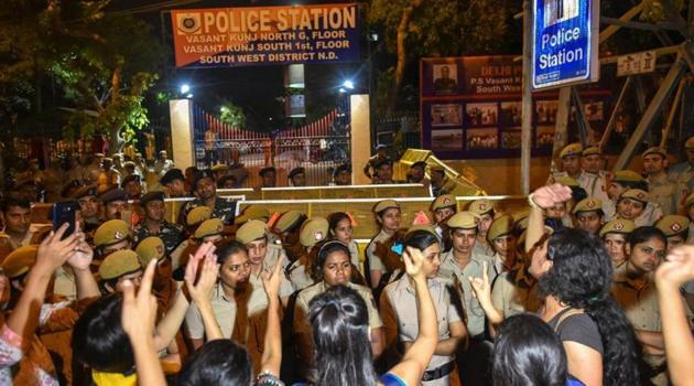 Students of Jawaharlal Nehru University protest against professor Atul Johri who is accused of sexually harassing students, at Vasant Kunj police station in New Delhi.(PTI file)