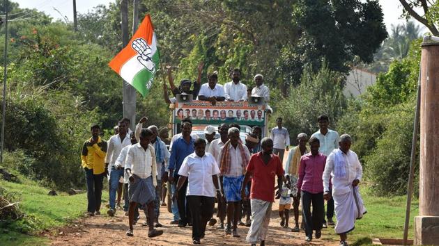 Congress members campaign for the upcoming Karnataka assembly election in Hassan on April 27.(Arijit Sen/HT File Photo) Congress members campaign for the upcoming Karnataka assembly election in Hassan on April 27.(Arijit Sen/HT File Photo)