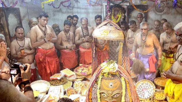 The Ujjain Mahakal temple, in its resolution, has permitted devotees to use a fixed amount of water measuring 500 ml in a small pot per person for ‘jalabhishek’ (worship by offering water).(HT/File Photo)