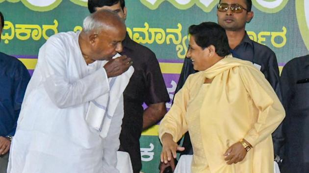 BSP chief Mayawati interacts with former PM HD Deve Gowda during a campaign for the Karnataka assembly elections, in Mysore.(PTI) BSP chief Mayawati interacts with former PM HD Deve Gowda during a campaign for the Karnataka assembly elections, in Mysore.(PTI)