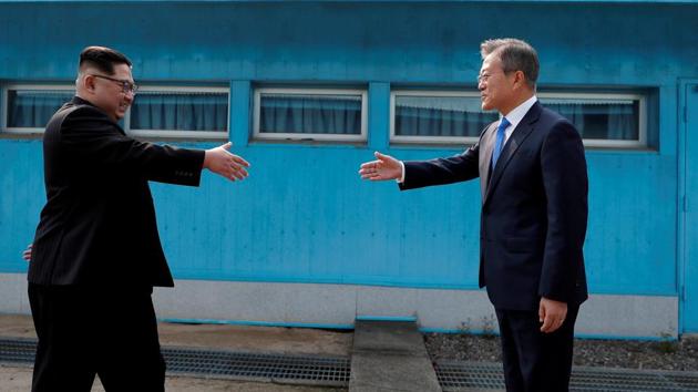 South Korean President Moon Jae-in (right) and North Korean leader Kim Jong-un have agreed to put an end to the Korean conflict.(Reuters/File Photo) South Korean President Moon Jae-in (right) and North Korean leader Kim Jong-un have agreed to put an end to the Korean conflict.(Reuters/File Photo)