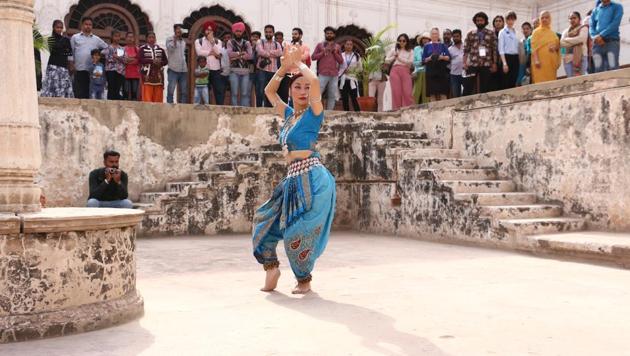 A performing artist moves out of the palace into the bazaar street.