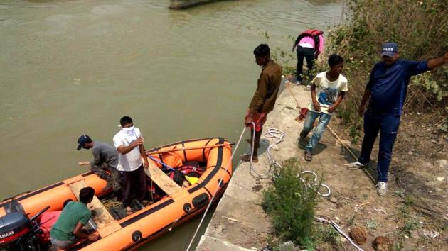 Jal police personnel and local people carry out the rescue operations at Jwalapur. (RAMESHWAR GAUR/HT PHOTO)