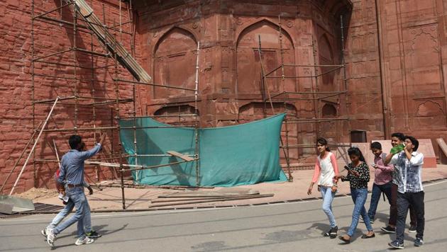 Restoration work underway at Red Fort in New Delhi.(Vipin Kumar/HT PHOTO) Restoration work underway at Red Fort in New Delhi.(Vipin Kumar/HT PHOTO)