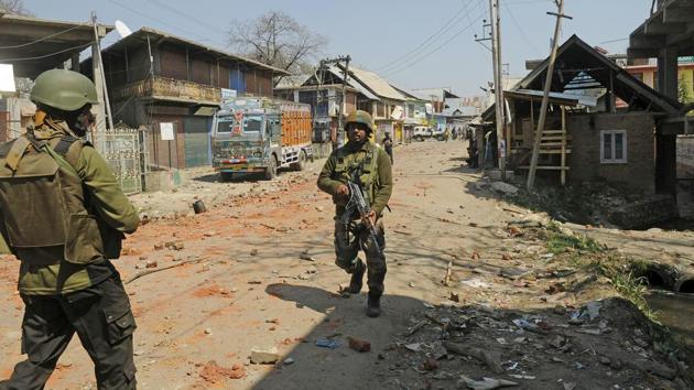 Army soldiers during a gun battle between militants and security forces in Shopian on April 1, 2018.(Waseem Andrabi /HT File Photo)