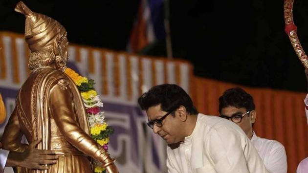 MNS chief Raj Thackeray pays floral tribute to Shivaji Maharaj before addressing the gathering at a rally in Vasai on Tuesday.(PRAKASH YERAM/HT PHOTO)