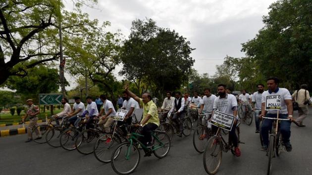 Union Minister Vijay Goel leads an anti-pollution cycle rally from Ashoka Road to Patel Chowk and back to his residence against Delhi government’s failure to curb pollution in New Delhi. (Anushree Fadnavis / HT Photo)