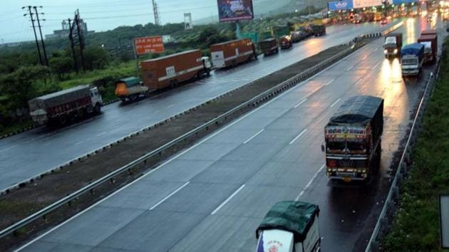 The NH tag would mean the onus to maintain and repair these roads would vest with the Centre and not with the cash-strapped UP Public Works Department.(File Photo) The NH tag would mean the onus to maintain and repair these roads would vest with the Centre and not with the cash-strapped UP Public Works Department.(File Photo)