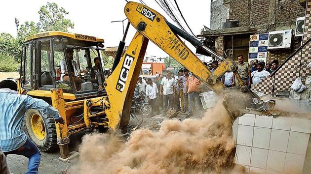 MCD officials remove encroachments at Anandmayee Marg, Govindpuri.(HT Photo)