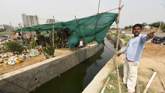 Basant, an eyewitness to the accident, near the drain in which the radio channel employee died. (Virendra Singh Gosain/HT Photo) Basant, an eyewitness to the accident, near the drain in which the radio channel employee died. (Virendra Singh Gosain/HT Photo)