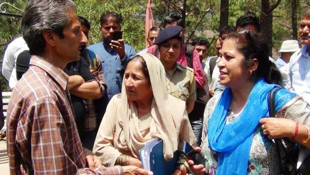 This photo shows Vijay Singh (left) in an argument with assistant town planner Shail Bala Sharma (in blue dupatta) on Tuesday. Singh is accused of shooting dead Bala.(HT Photo)