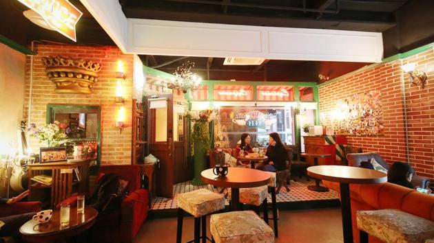 Having lunch in Shanghai’s Friends cafe, a spot-on facsimile of the show’s Central Perk hangout, Guo Yujin, a longtime fan, called the programme “a window through which Chinese can learn American culture.” “I learned so much conversational English, things that you can’t learn from books. Books only have the most boring grammar, but this is very life-like,” she said. (AFP) Having lunch in Shanghai’s Friends cafe, a spot-on facsimile of the show’s Central Perk hangout, Guo Yujin, a longtime fan, called the programme “a window through which Chinese can learn American culture.” “I learned so much conversational English, things that you can’t learn from books. Books only have the most boring grammar, but this is very life-like,” she said. (AFP)