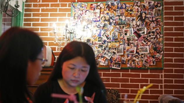 Photos left by patrons are stuck on a board at the Central Perk coffee shop in Shanghai. Tammy Cai, a friend of Guo’s visiting from Hong Kong, said the cafe was the most important stop on her itinerary. “I only need to come here. The rest I can just glance through,” Cai said. (AFP) Photos left by patrons are stuck on a board at the Central Perk coffee shop in Shanghai. Tammy Cai, a friend of Guo’s visiting from Hong Kong, said the cafe was the most important stop on her itinerary. “I only need to come here. The rest I can just glance through,” Cai said. (AFP)