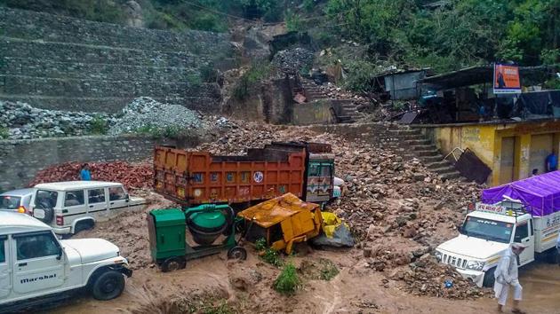 Swept away vehicles after heavy rains at Narayanbagar in Chamoli district on Thursday.(PTI)