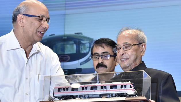 Mangu Singh, managing director of Delhi Metro presents a metro rail model to former President of India, Pranab Mukherjee during Delhi Metro’s 24th Foundation Day celebrations at Metro Bhawan in New Delhi. (Sonu Mehta / HT Photo)